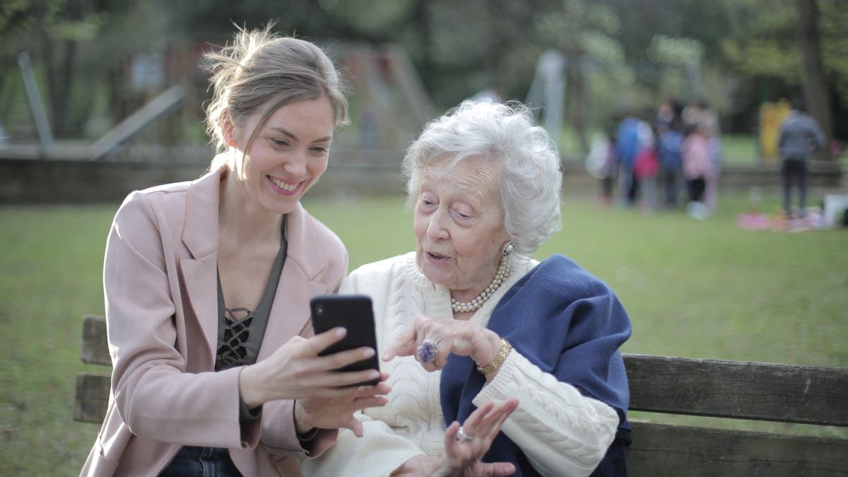 The Ultimate Guide to the Easiest Smartphone for Seniors in the United States