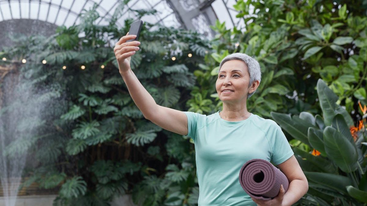 Mastering Senior Smartphone Lessons: An Essential Guide for Empowering Older Adults in the Digital Age
