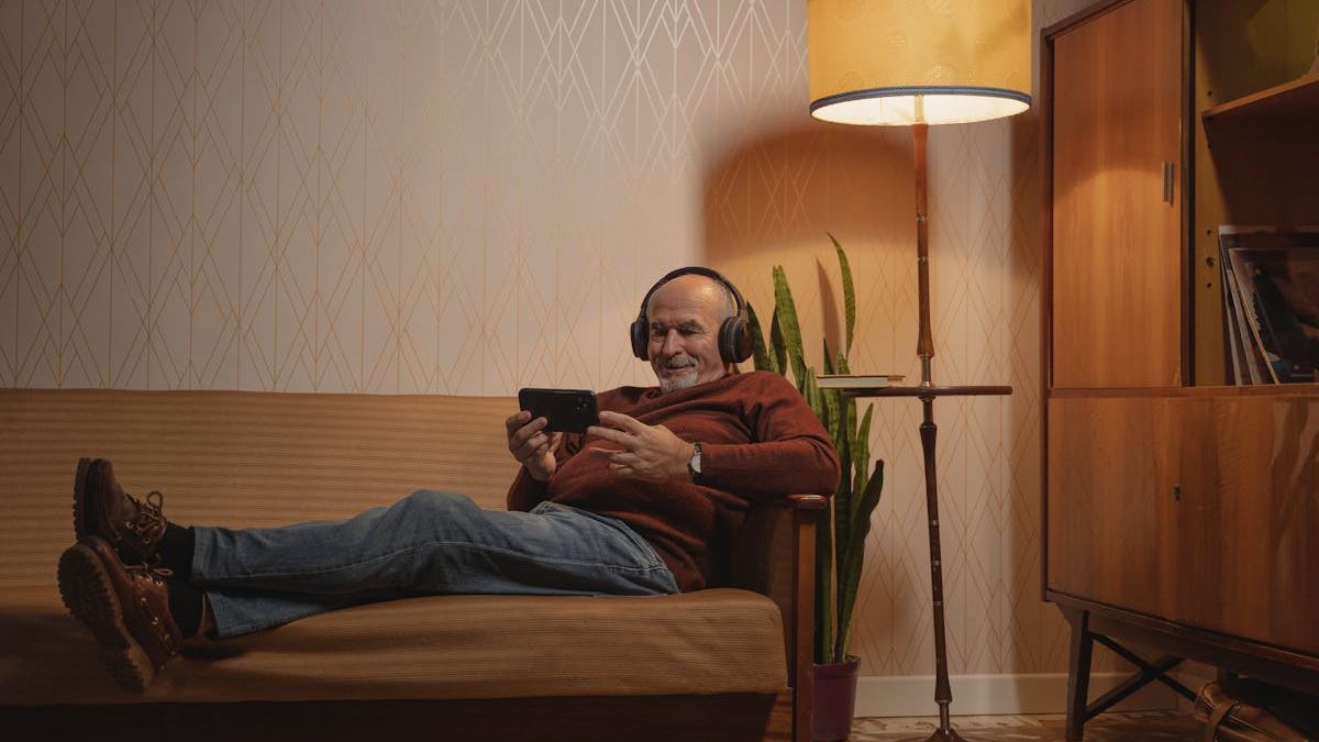 Empowering Seniors with Cell Phones: A Complete Guide to Choosing the Right Device