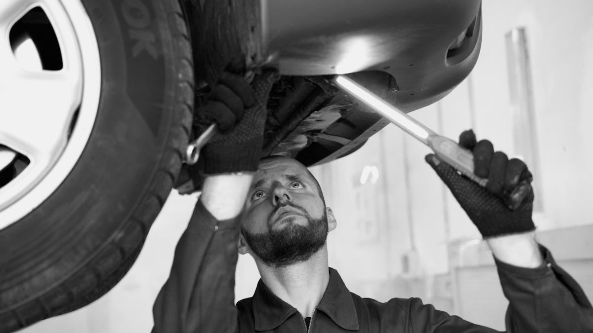 Expert Guide: Choosing the Right Local Residential Garage Doors Repairing Technician