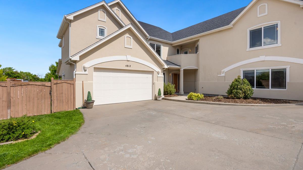 Finding the Best Technician for Your Residential Garage Doors Near Me: A Comprehensive Guide